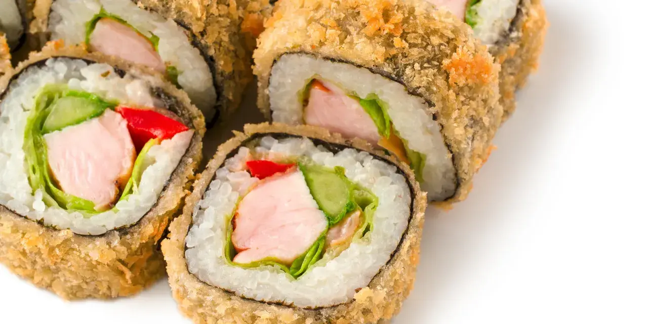 Chrupiące rolki sushi w panko z kurczakiem, ogórkiem i papryką. Idealne na przekąskę.