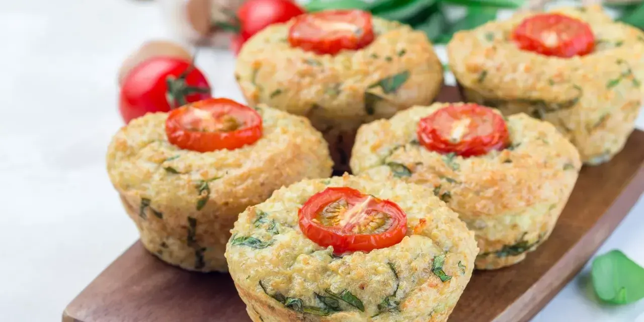 Keto muffiny warzywne z pomidorkami na desce drewnianej.