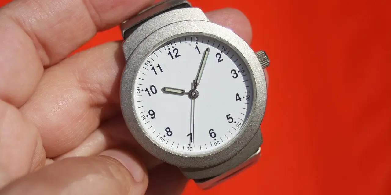 Zegarek pokazuje 9:50. Ile to godzin przy 7/8 etatu? To 35 godzin tygodniowo.
