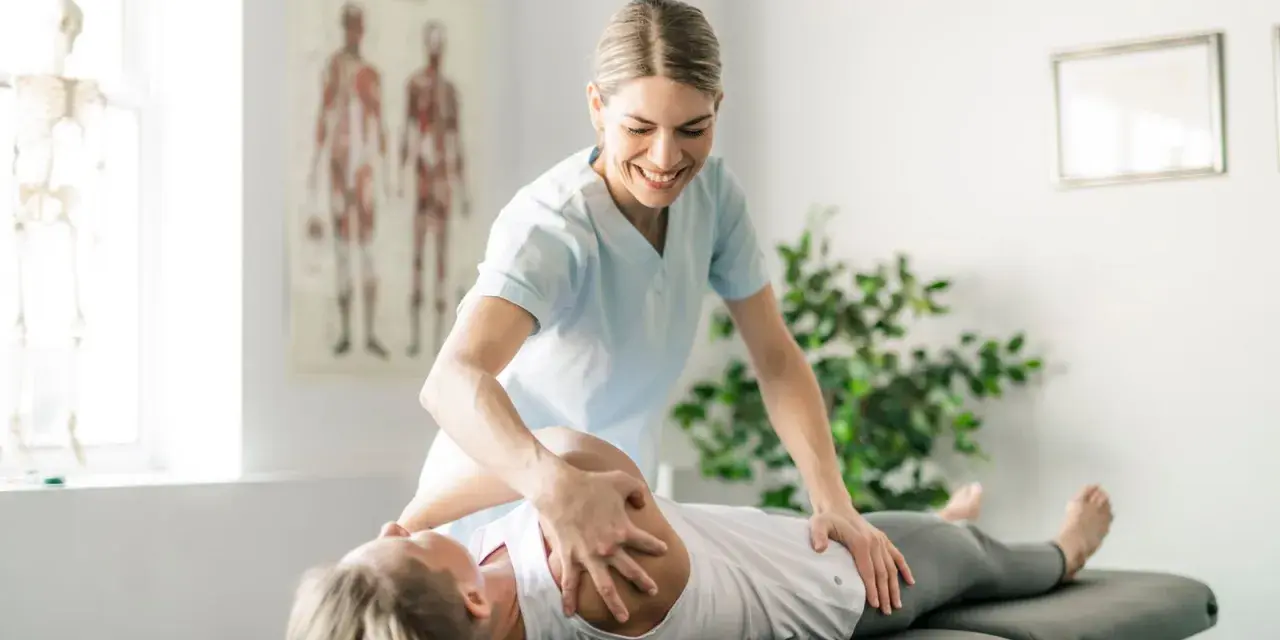 Physiotherapeutin behandelt Patientin am Schultergelenk. Informieren Sie sich über Physiotherapie Kosten für Ihre Genesung.