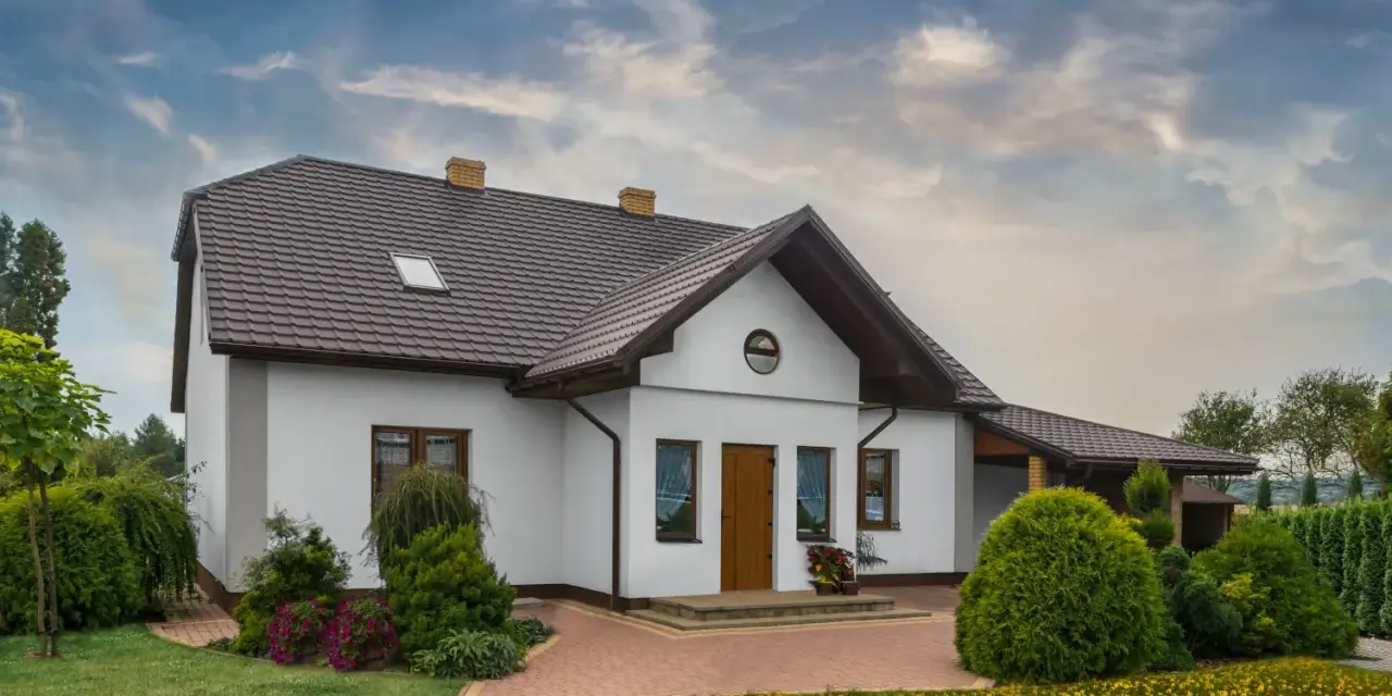 Jaką blachę na dach wybrać, aby uniknąć kosztownych błędów?