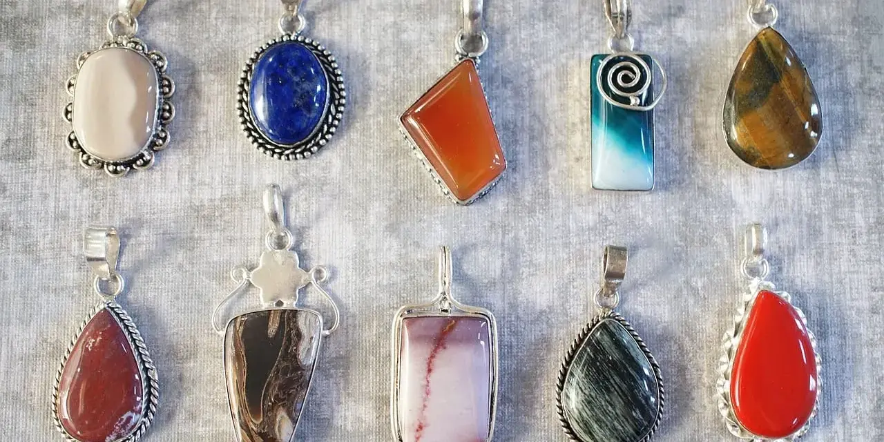 Odkryj, jak znaleźć swój amulet wśród dziesięciu wisiorków z kamieniami szlachetnymi.