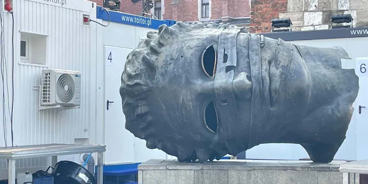 Eros Bendato w Krakowie: Co kryje spętana głowa Mitoraja?