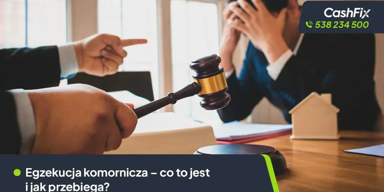 Sądowy młotek i gest oskarżenia. Rozmowa o egzekucji komorniczej, jednym z rodzajów egzekucji, w stresującej atmosferze.