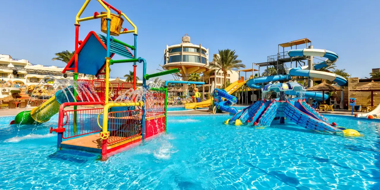 Kolorowy aquapark w Sea Gull Beach Resort w Hurghadzie, z mnóstwem zjeżdżalni i basenów.