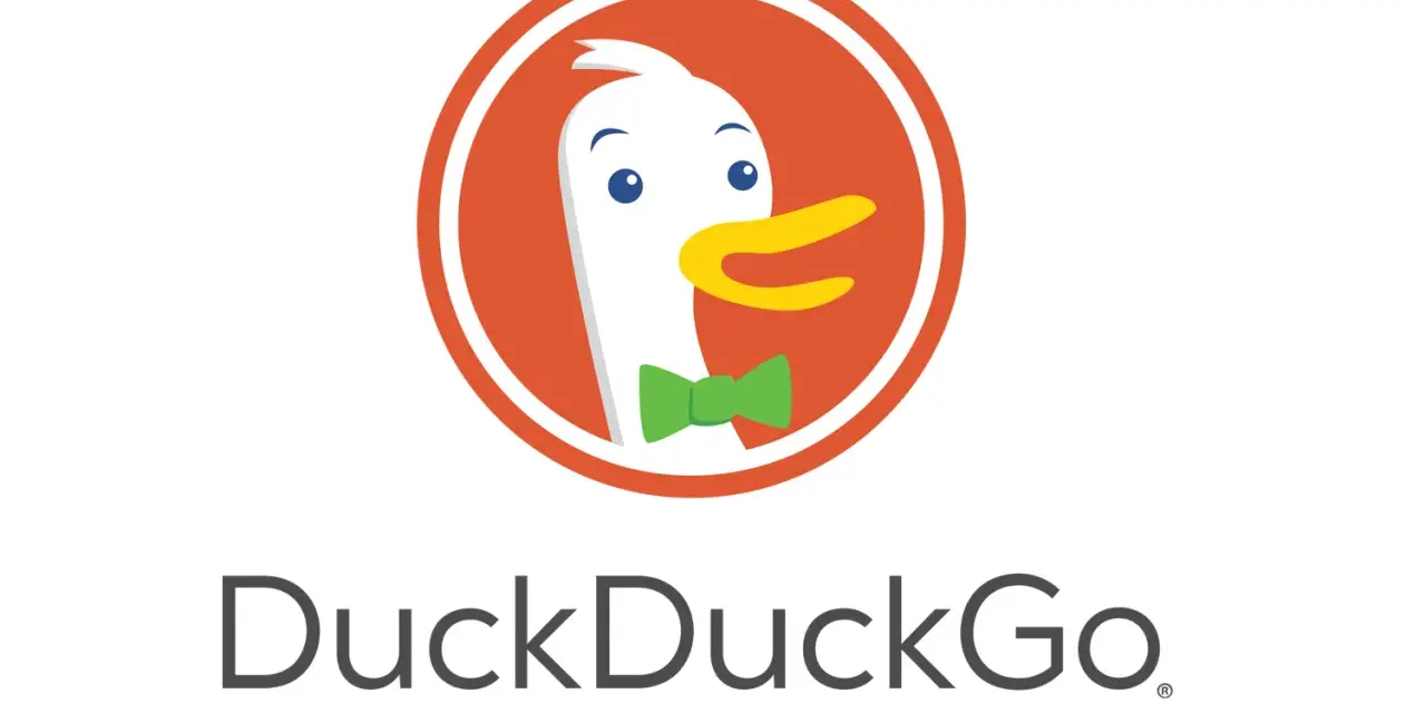 Logo DuckDuckGo: urocza biała kaczka w muszce, symbol prywatności w sieci.