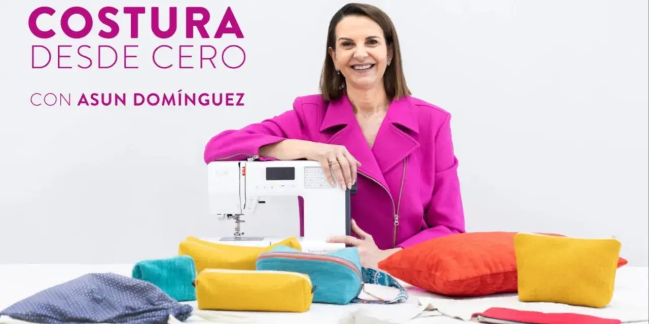 Asun Domínguez presenta su curso de costura para principiantes, rodeada de coloridos proyectos y una máquina de coser.