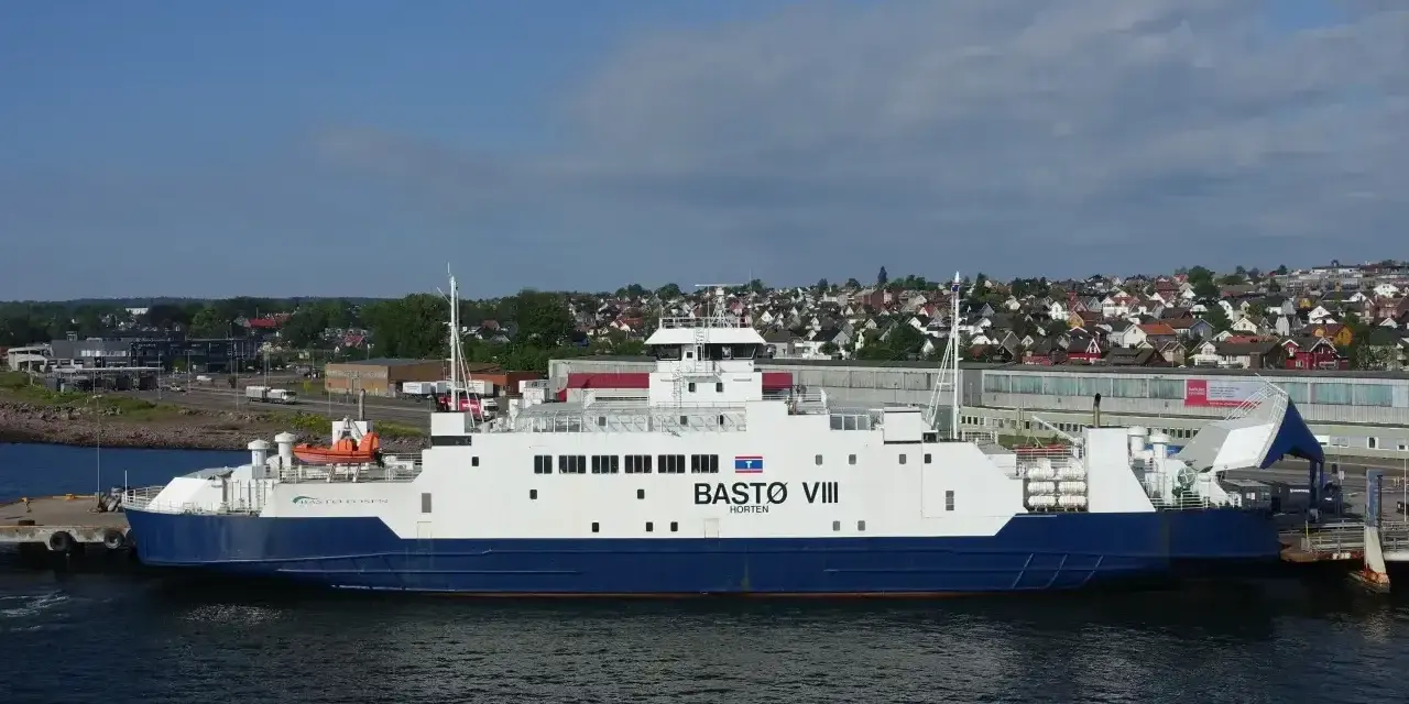Prom BASTØ VIII przybija do brzegu. Z jaką prędkością płynie prom? Trudno ocenić, ale wygląda na to, że powoli.