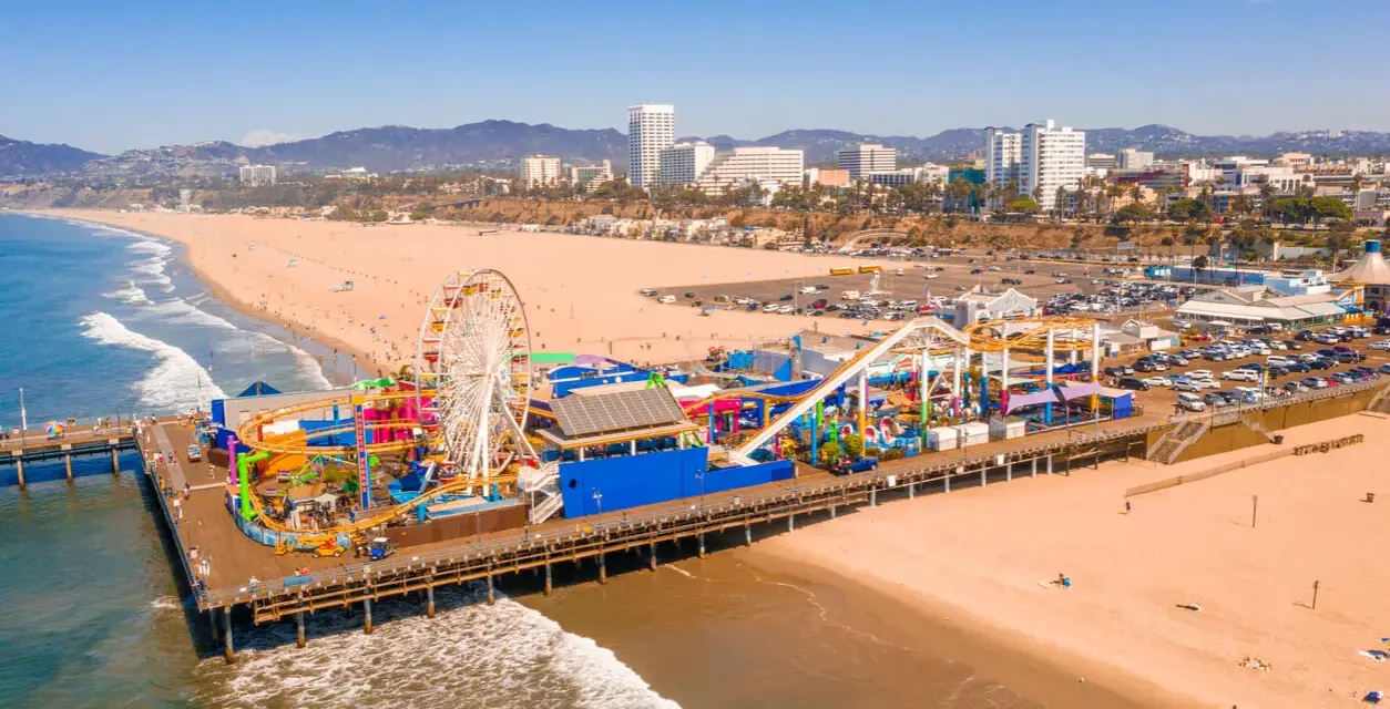 Wspaniała pogoda w Los Angeles w lutym! Wesołe miasteczko na molo w Santa Monica z diabelskim młynem i kolejką górską.