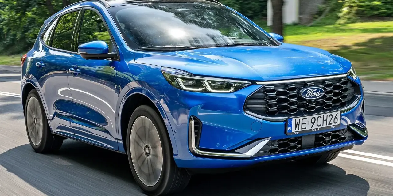 Niebieski Ford Kuga w ruchu. Sprawdź atrakcyjną ford kuga cena i wybierz swój wymarzony SUV.