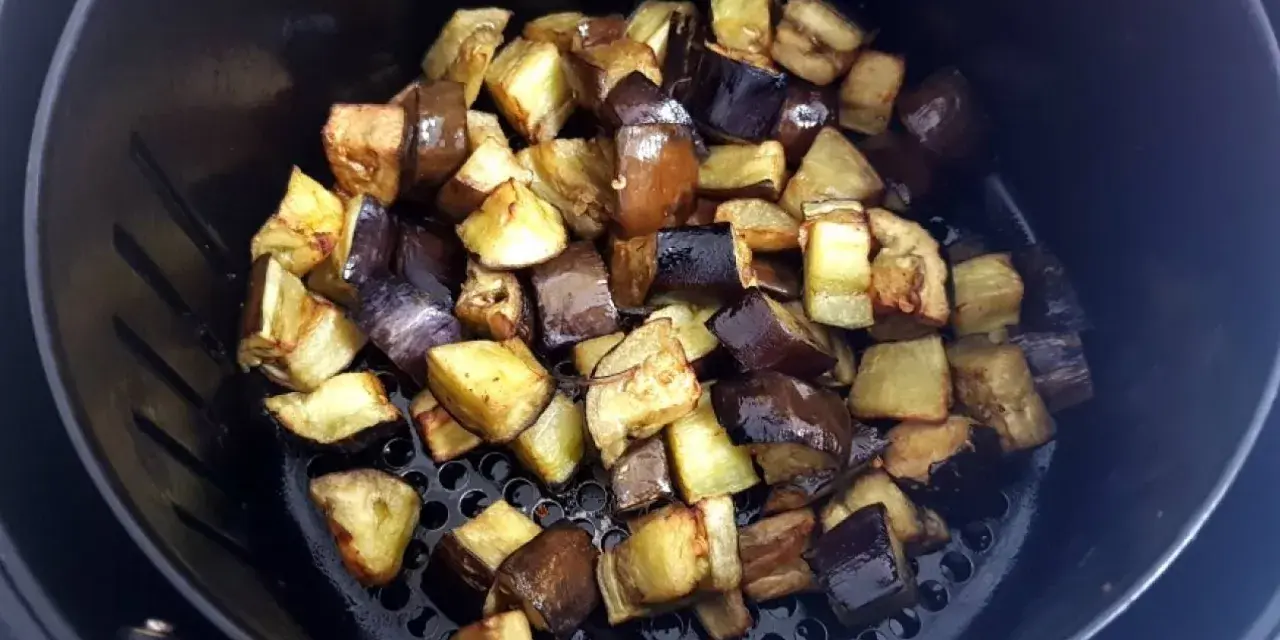 Melanzane a funghetto dorate e succulente, pronte per essere gustate.