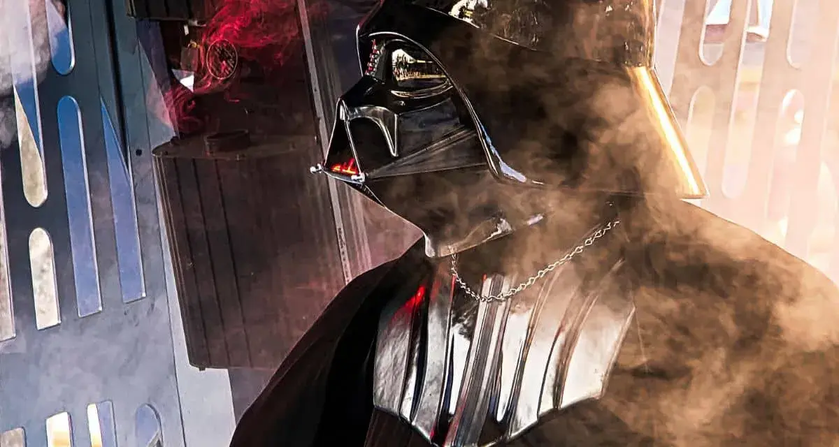 Darth Vader, w otoczeniu dymu i czerwonych świateł, wygląda jakby rzucał **Vader the ultimate incantation**.