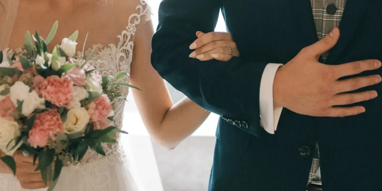 Para młoda idzie do ołtarza, trzymając bukiet. Wkrótce nauki przedmałżeńskie od ręki pomogą im w tej podróży.