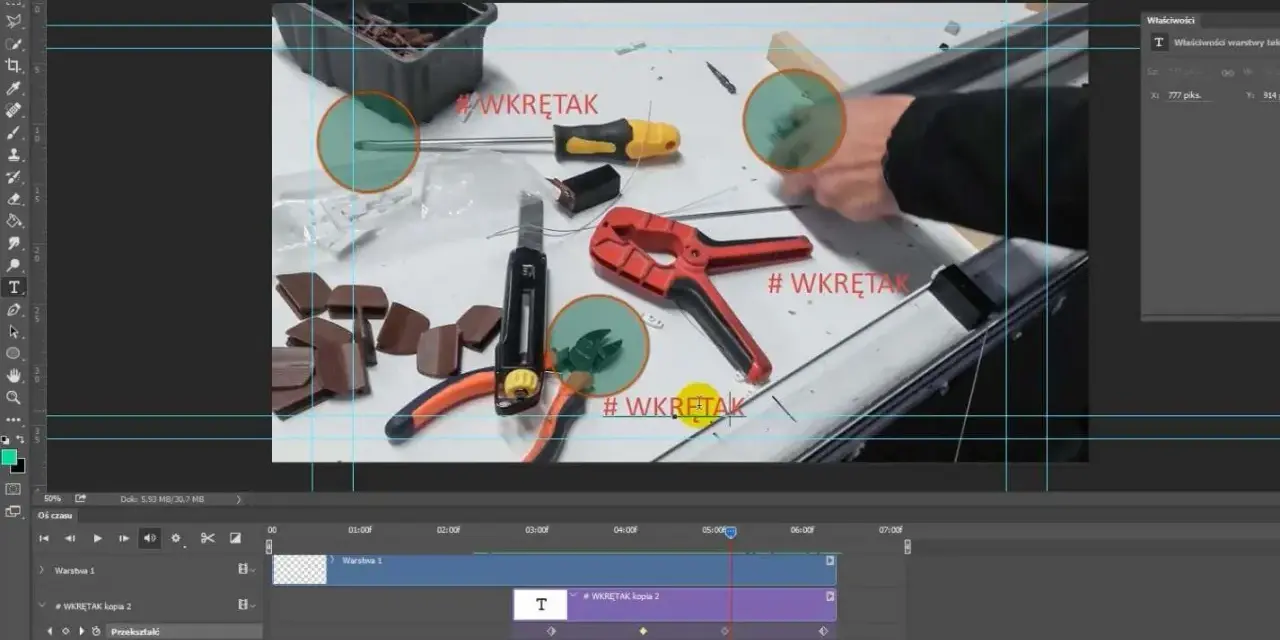 Animacja w Photoshopie z narzędziami i tekstem "#WKRĘTAK". Widoczne śrubokręt, szczypce, nożyk i inne elementy.