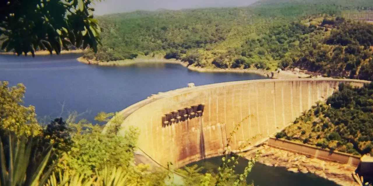 Ogromna zapora na jeziorze Kariba, otoczona bujną zielenią, tworzy imponujący krajobraz.