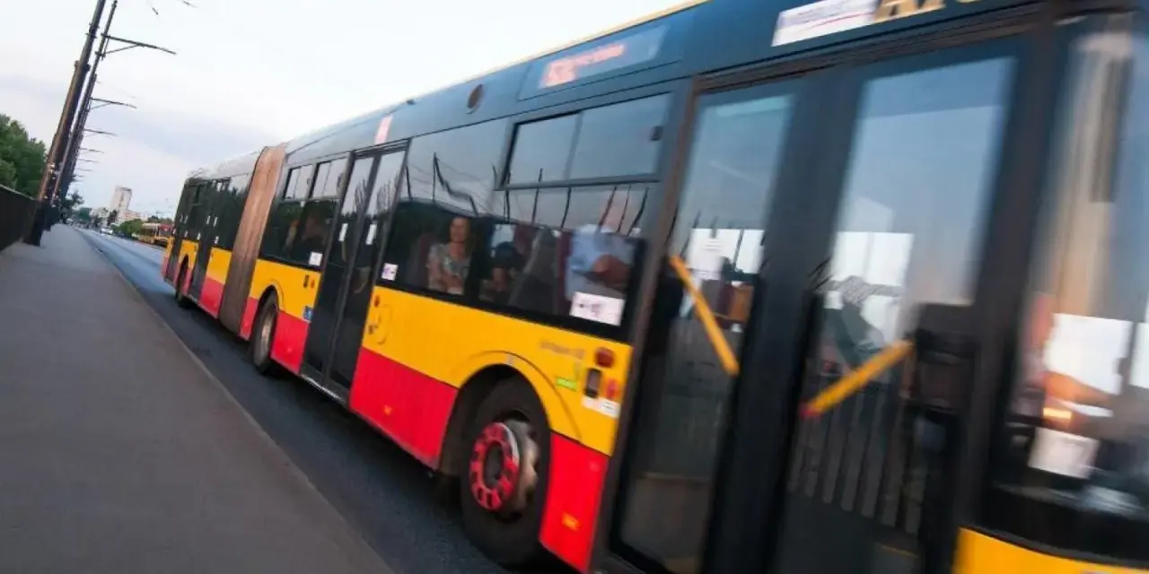 Autobus przegubowy MZK Gorlice w ruchu. Sprawdź mzk gorlice rozkład jazdy, by nie przegapić swojego kursu.