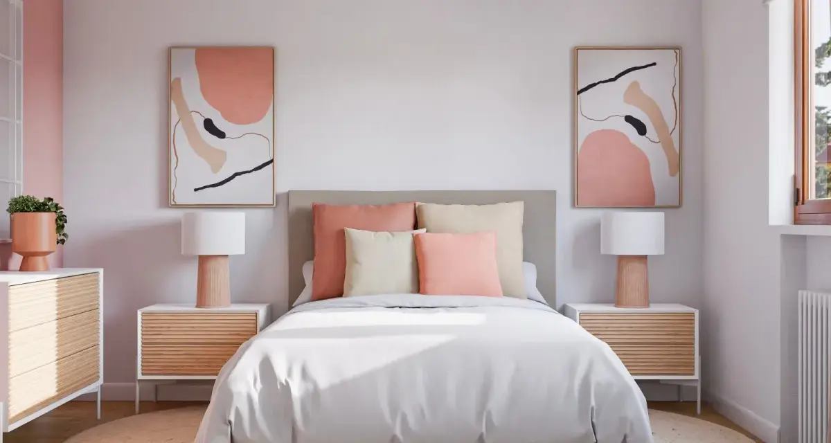 Acogedora habitación rosa pastel y blanco con cama, mesitas de noche de madera y arte abstracto.