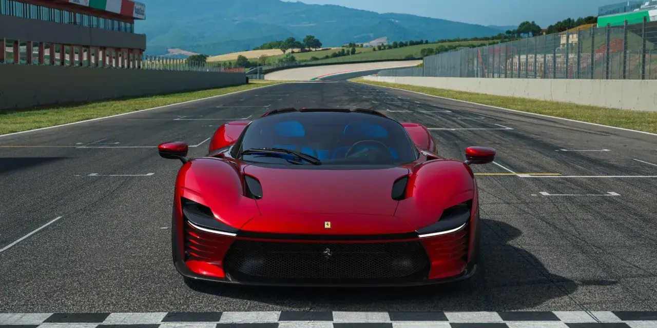 Czerwone Ferrari Daytona SP3 na linii startu toru wyścigowego, gotowe do przekroczenia mety.