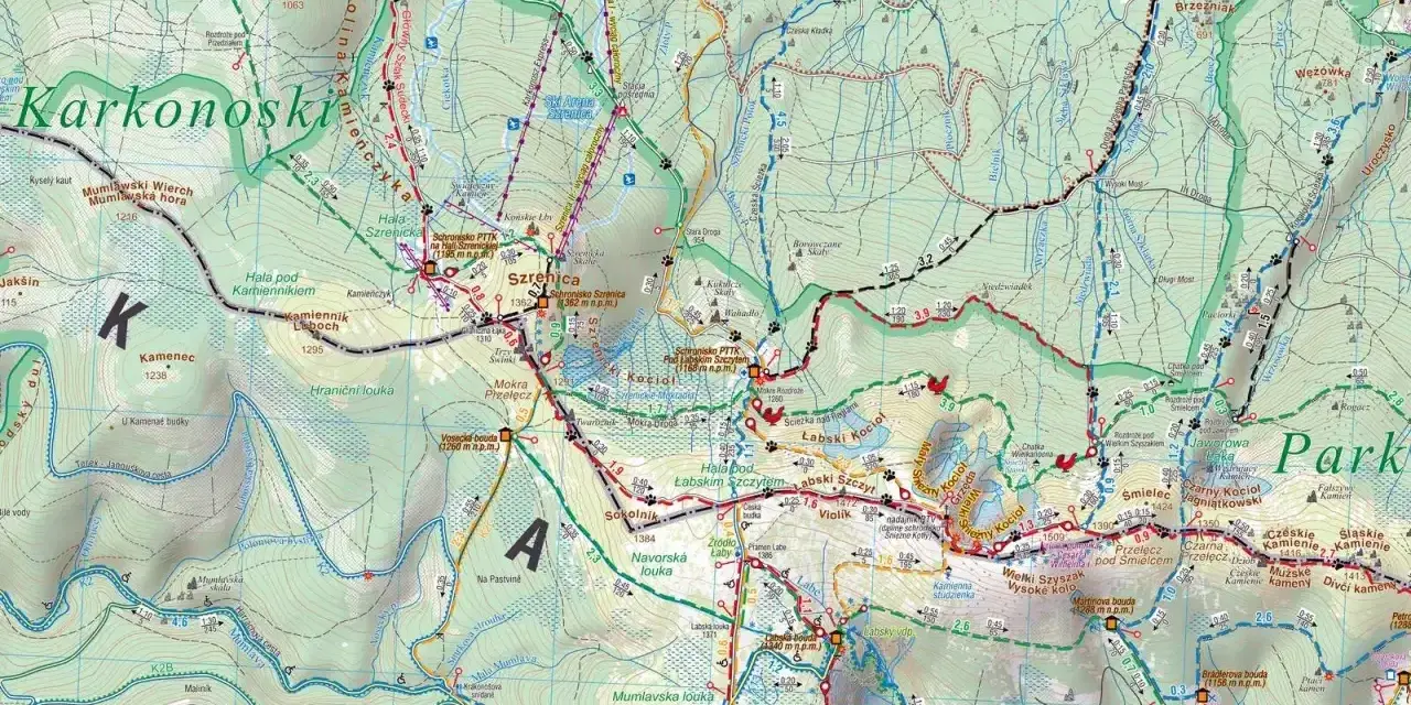 Mapa turystyczna Karkonoszy, części gór Europy, z zaznaczonymi szlakami, schroniskami i szczytami.