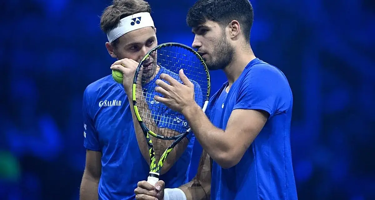 Carlos Alcaraz y Casper Ruud, dos tenistas en un momento de concentración, con raquetas y pelota.