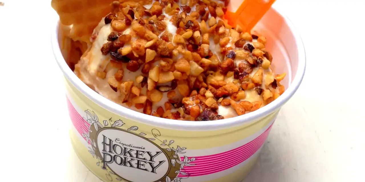 Ein Becher Hokey Pokey Eis mit Nüssen und Waffel. Dieses Eisrezept ist ein Genuss!