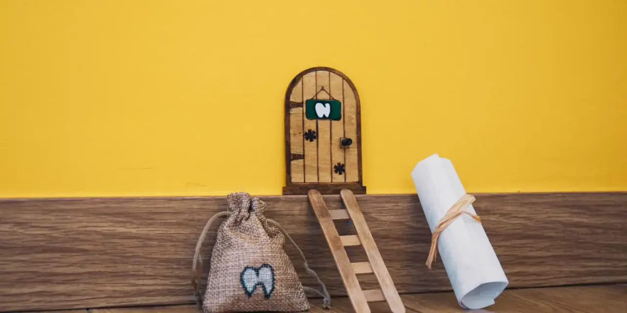 Puerta de madera para hacerla del ratoncito pérez, con una bolsa de dientes y un pergamino.