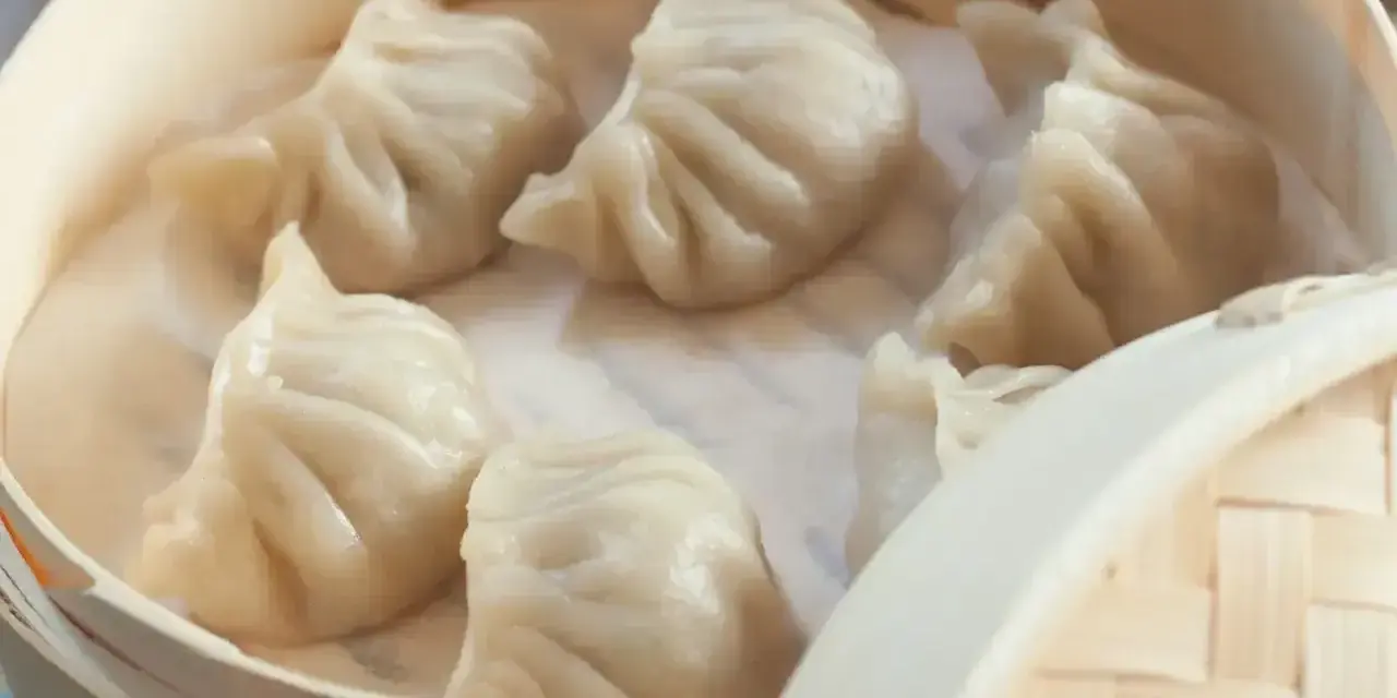 Gorące, parujące pierożki chińskie w bambusowym parowniku. Delikatne ciasto i soczyste nadzienie kuszą smakiem.