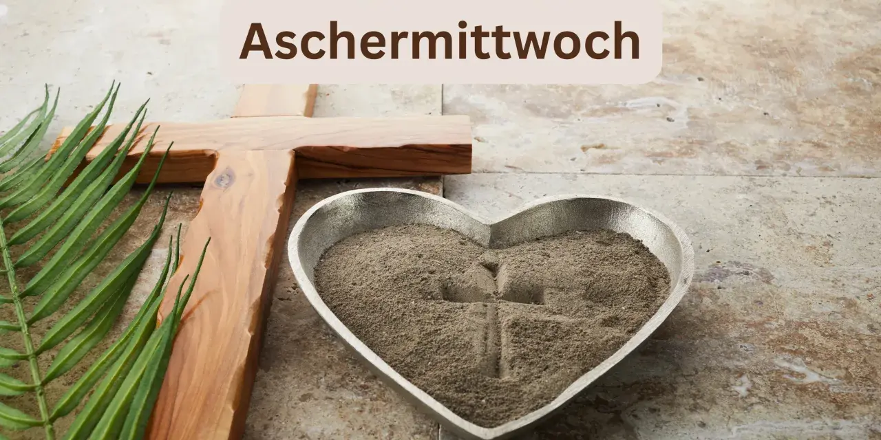Aschermittwoch: Ein Holzkreuz, Palmzweige und eine Herzschale mit Asche markieren den Beginn der Fastenzeit.