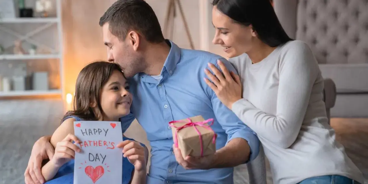Wzruszający wiersz o dziecku, które z miłością wręcza tacie kartkę "Happy Father's Day" i prezent.