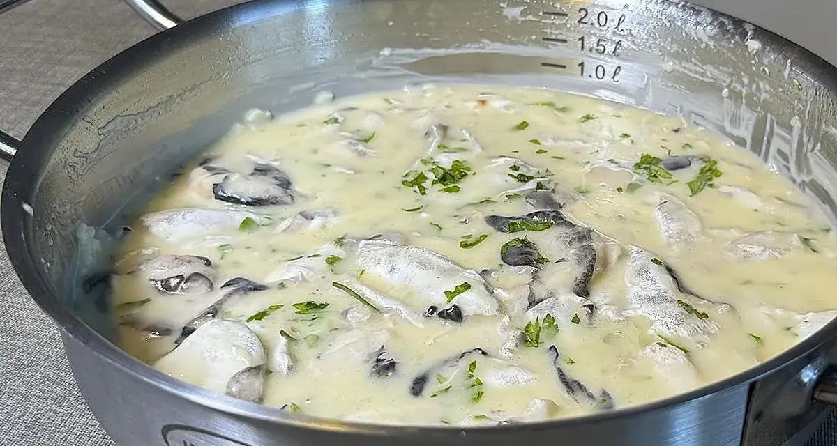 Cocer las cocochas de merluza en una cremosa salsa blanca con perejil picado.