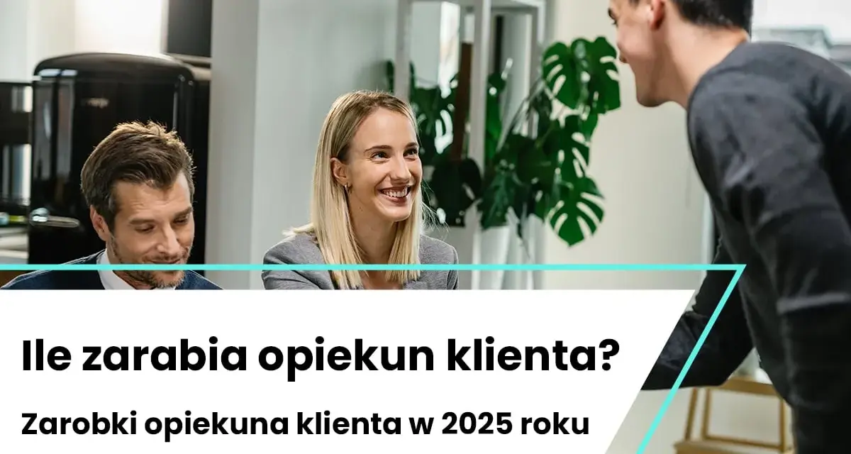 Uśmiechnięta kobieta i mężczyzna rozmawiają przy biurku. Dowiadują się, ile zarabia key account manager w 2025 roku.