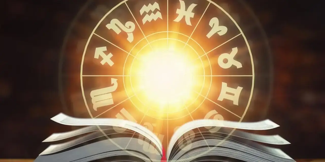 Otwarta księga wiedzy o gwiazdach. W tle krąg zodiaku, gdzie 7 sierpnia znak zodiaku to Lew.