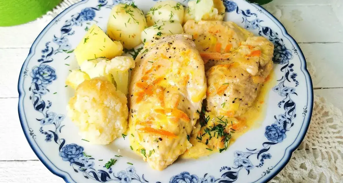 Soczysty filet z indyka w sosie z marchewką i koperkiem, podany z ziemniakami i kalafiorem.
