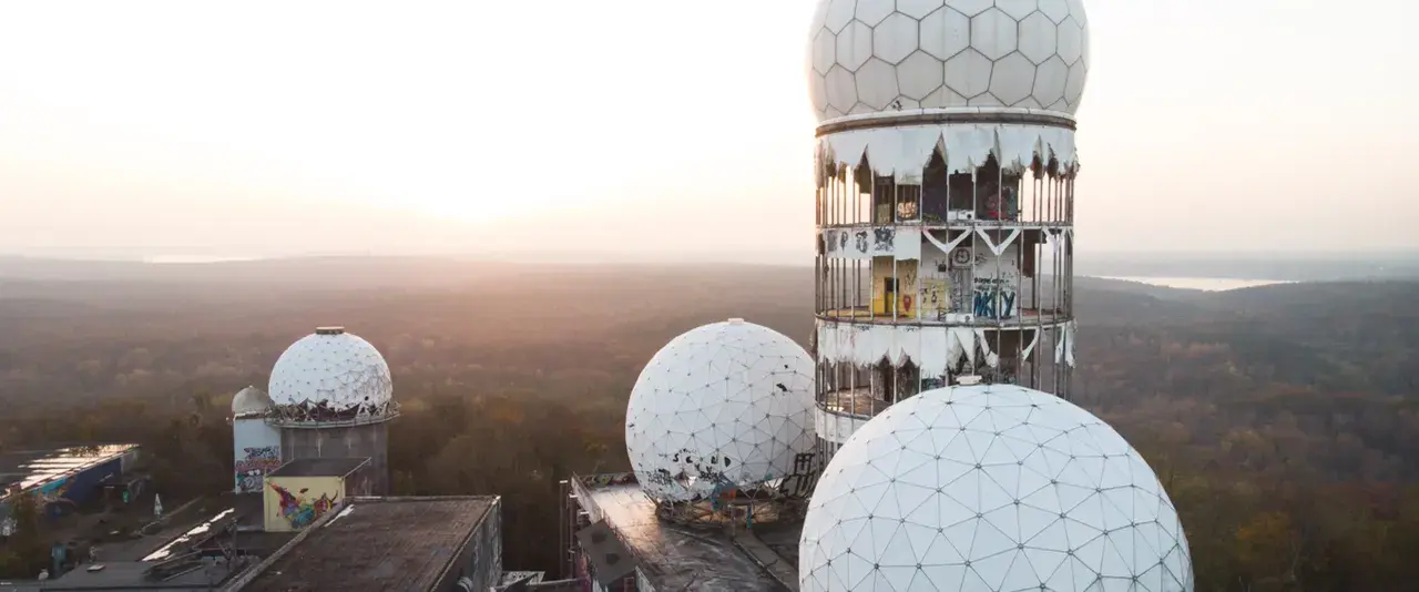 Teufelsberg Aussicht: Verlassene Radome und Türme auf einem Hügel, umgeben von Wald. Ein mystischer Ort mit Geschichte.