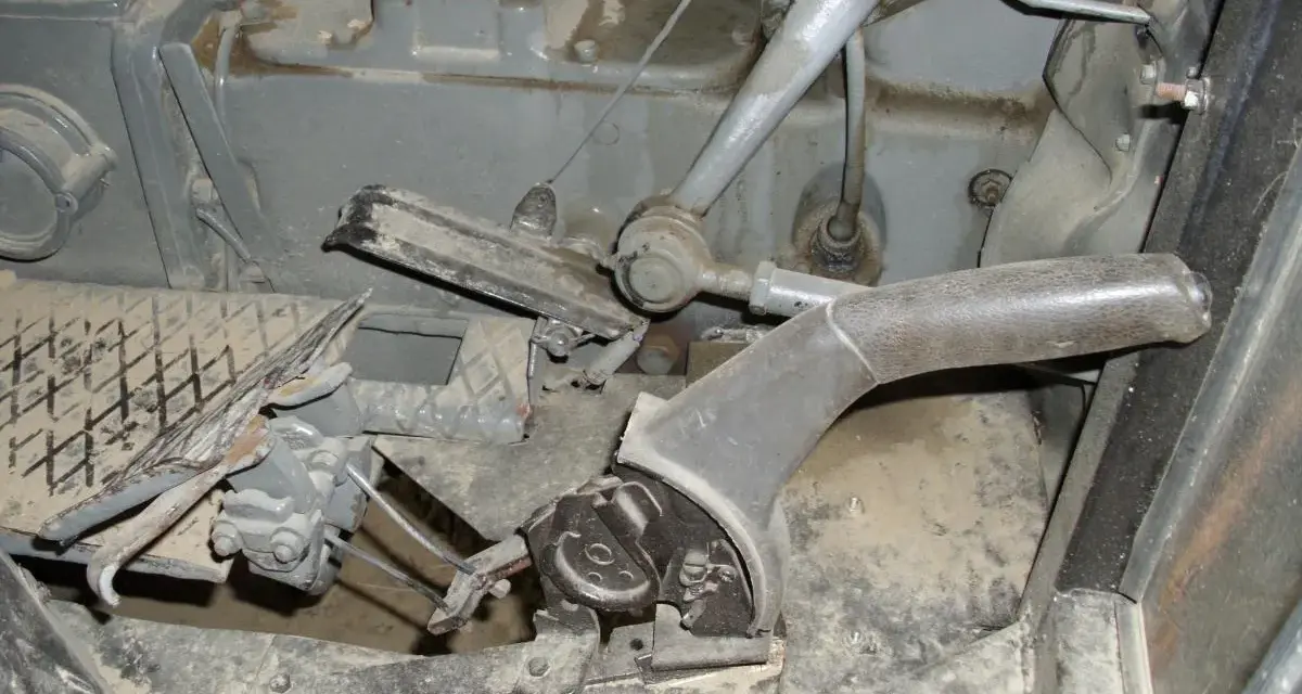 Mechanizm hamulca ręcznego w Ursusie C-330. Pokazuje, jak przerobić ręczny w C330, by był bardziej efektywny.