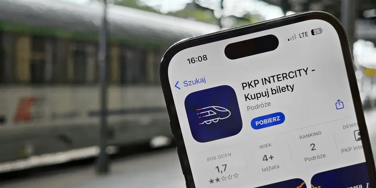Telefon z aplikacją PKP Intercity na tle pociągu.