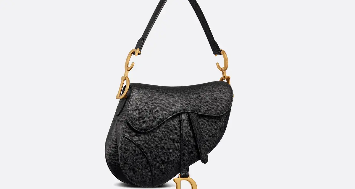 Elegancka, czarna torebka Dior Saddle z charakterystycznym zapięciem i złotym logo "D".