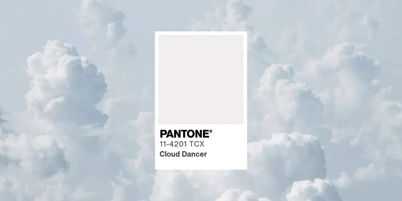 Kolory roku Pantone: delikatny odcień Cloud Dancer na tle błękitnych chmur.