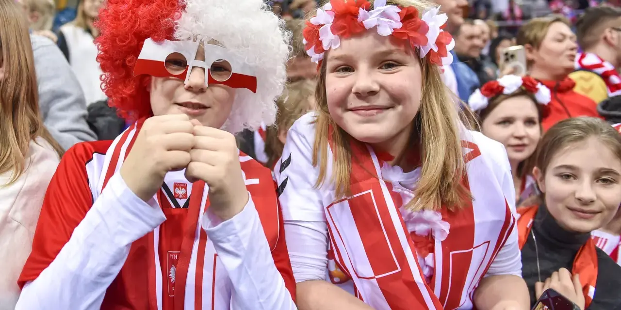 Dzieci kibicują w barwach narodowych podczas meczu pierwszej ligi piłki ręcznej.