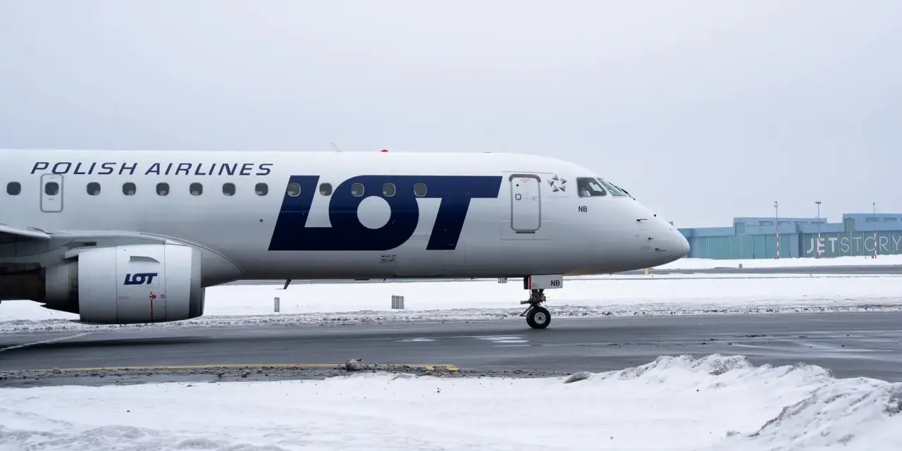 Samolot LOT Polish Airlines na lotnisku. W Polsce jest wiele lotnisk, które obsługują takie maszyny.