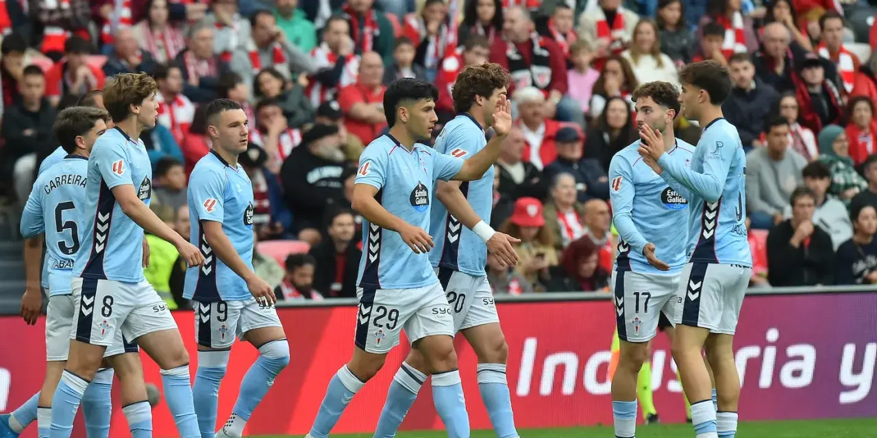 Jugadores del Celta de Vigo celebran un gol contra el Athletic.