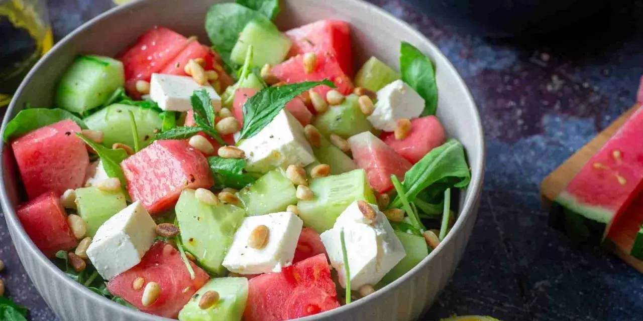 Erfrischender Wassermelonen-Feta-Salat mit Gurke und Pinienkernen – eine köstliche Idee für Wassermelone Rezepte.