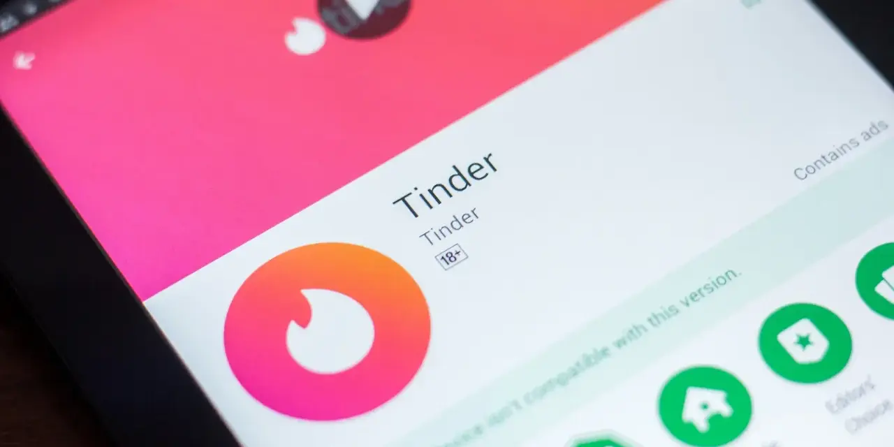 Ekran tabletu z aplikacją Tinder, gdzie szukasz idealnych **tinder pary**. Widoczne logo i nazwa aplikacji.