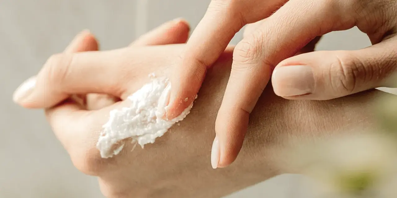Delikatny peeling do dłoni i zadbane, zdrowe paznokcie. Skóra dłoni jest nawilżona i gładka.