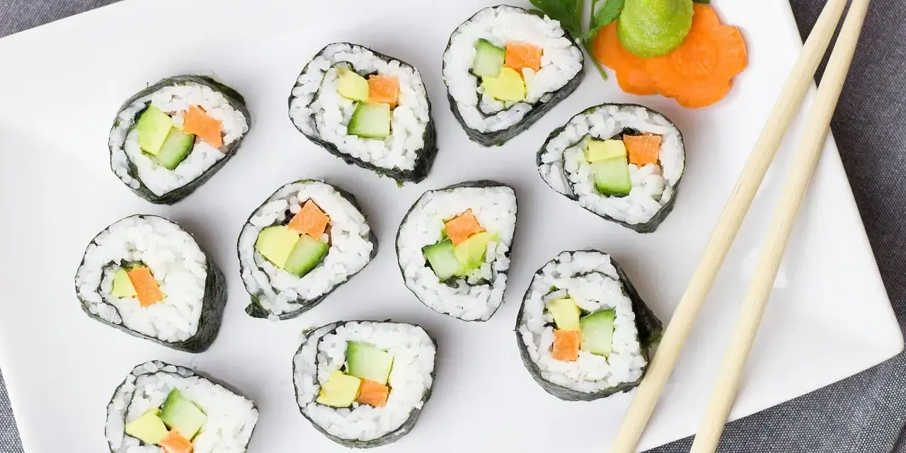 Pyszne rolki sushi z awokado, ogórkiem i marchewką. Idealne, gdy masz ochotę na coś do sushi.