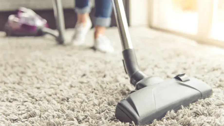 Jak prac dywan pluszowy - skuteczne metody czyszczenia i pielęgnacji