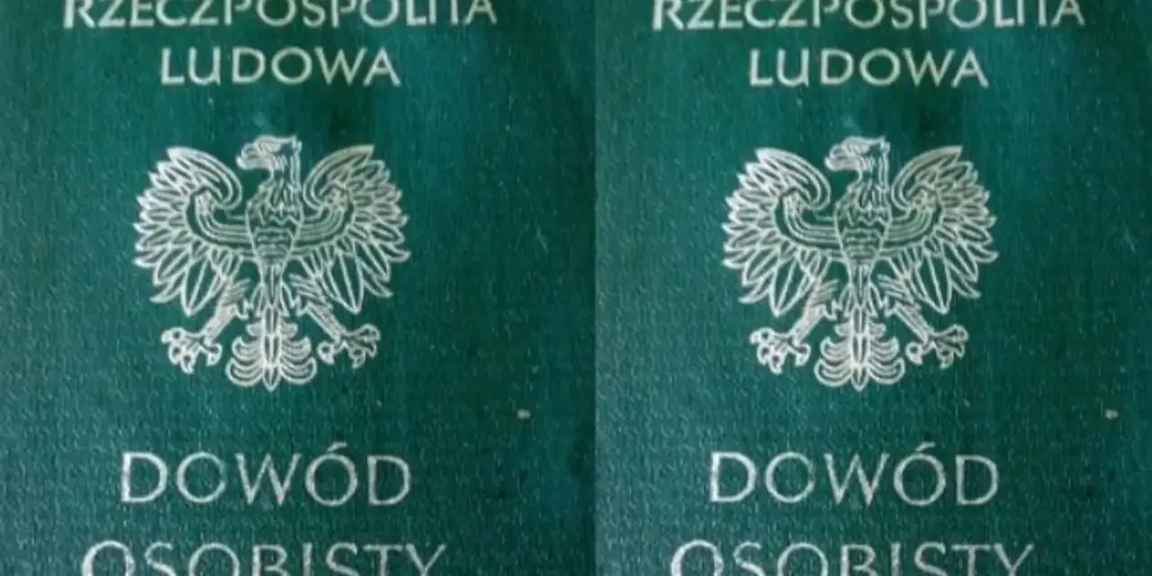 Dwa zielone okładki dowodów osobistych PRL z orłem. Bezterminowy dowód osobisty, dokument tożsamości.