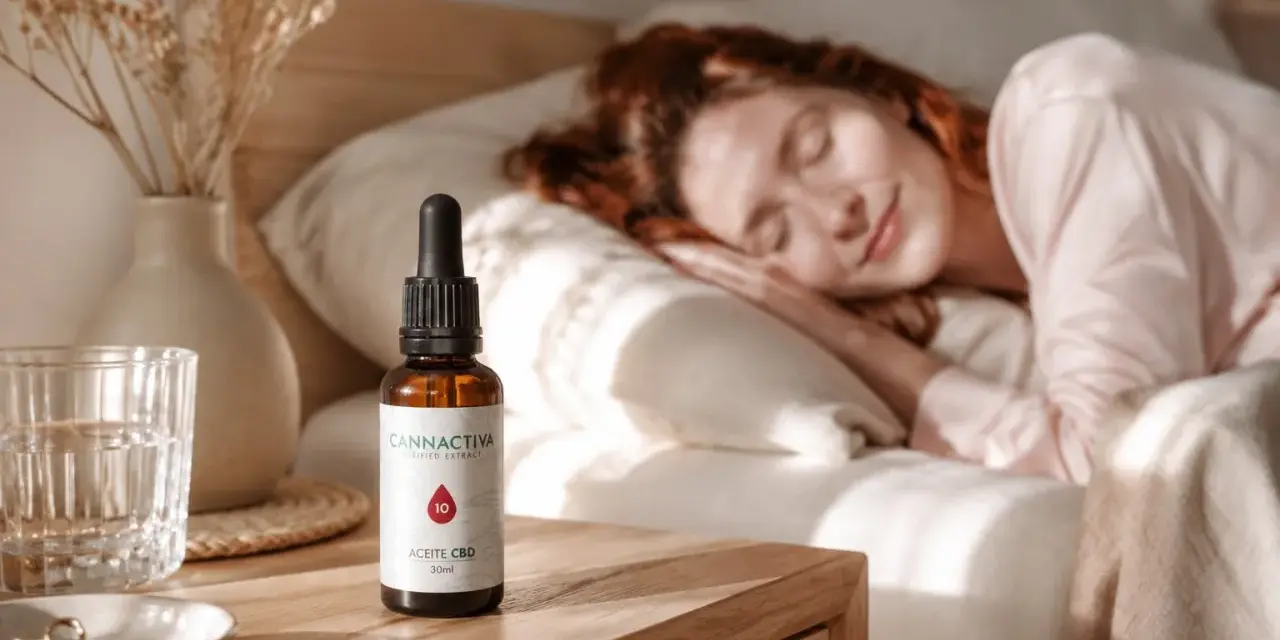 Una mujer duerme plácidamente. A su lado, en la mesita de noche, un frasco de aceite CBD, ideal para saber como tomar aceite de cbd para dormir y disfrutar de un descanso reparador.