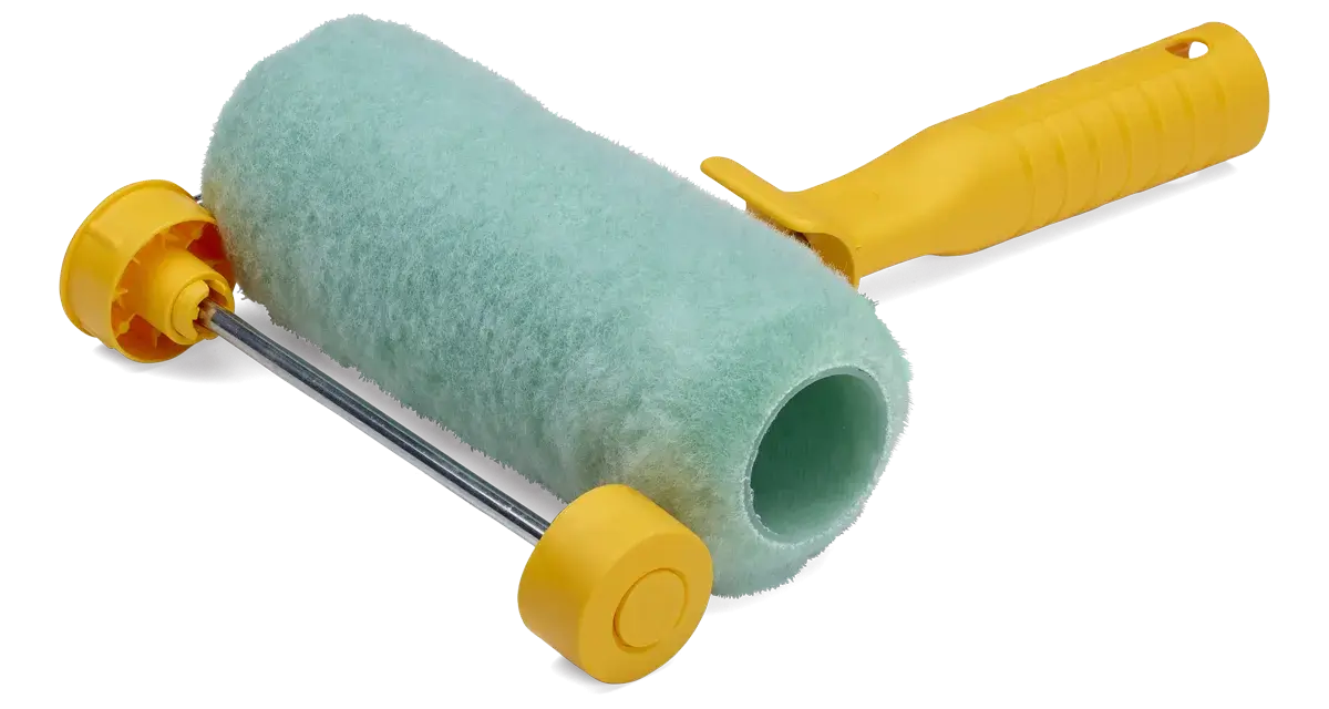 En grön roller med gult handtag, perfekt för att jämnt fördela tapetlim.