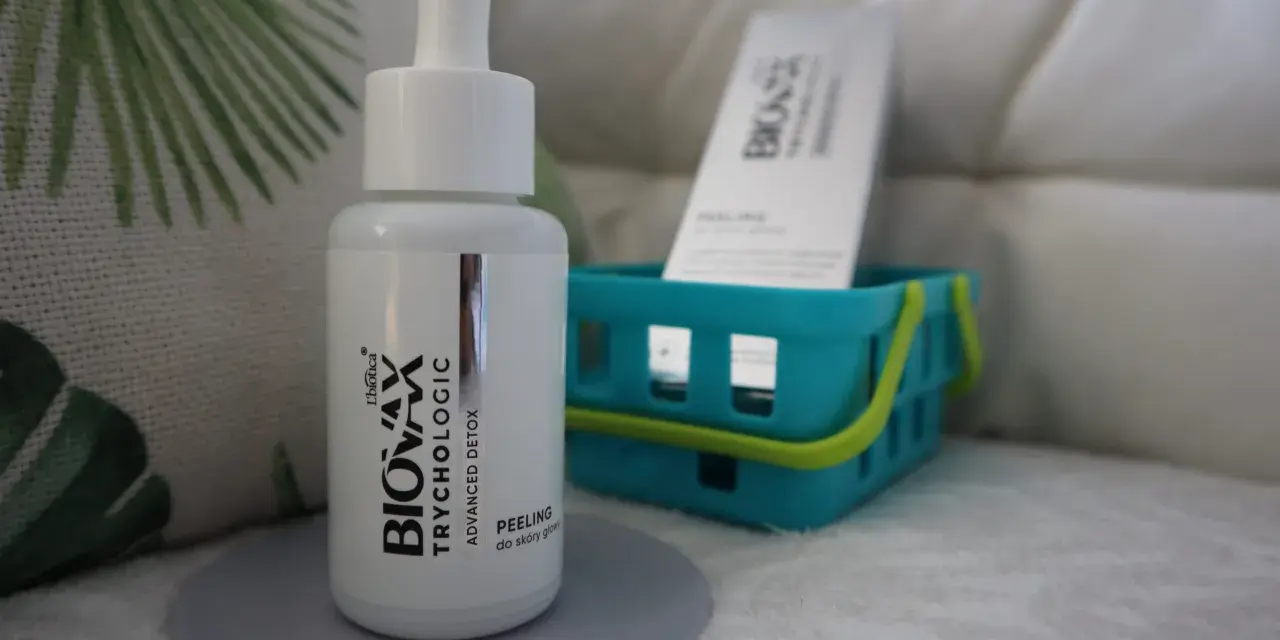 Buteleczka peelingu do skóry głowy L'biotica Bio-Vax Trychologic Advanced Detox stoi na szarej podkładce.